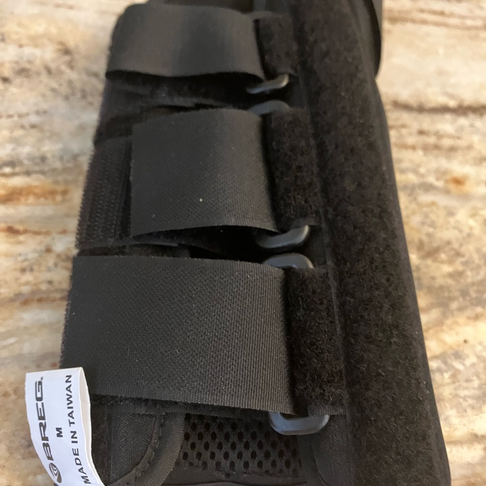 Breg Black Wrist Brace. Right Hand Medium